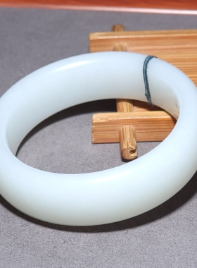 L031206 新疆的猫90.5克内径57mm肉质细腻俄料羊脂白玉正妆手镯