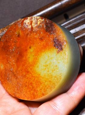 新疆的猫132.8克，满聚老红皮顶细高青白玉籽料镯芯SBH226