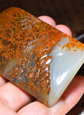 SBH365新疆的猫51.5克老红皮青花籽料大师工三色山水牌和田玉