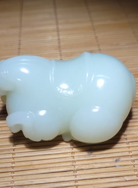 zg120505 67.1克，肥肥糯糯圆润饱满的白玉底翠色养眼唐马摆件
