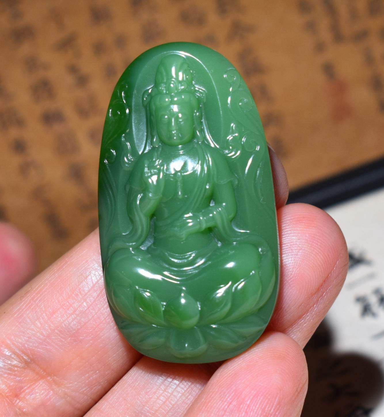 新疆的猫JJ121810  13.5克，高油性突出的碧玉粉绿观音雕件