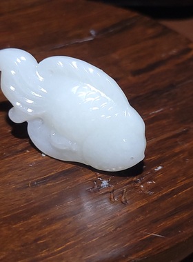 新疆的猫YQ110504 16.8克糯如油脂细腻的俄料羊脂白玉鱼挂坠