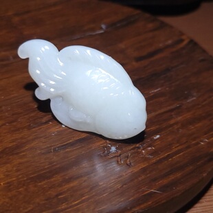 新疆的猫YQ110504 16.8克糯如油脂细腻的俄料羊脂白玉鱼挂坠