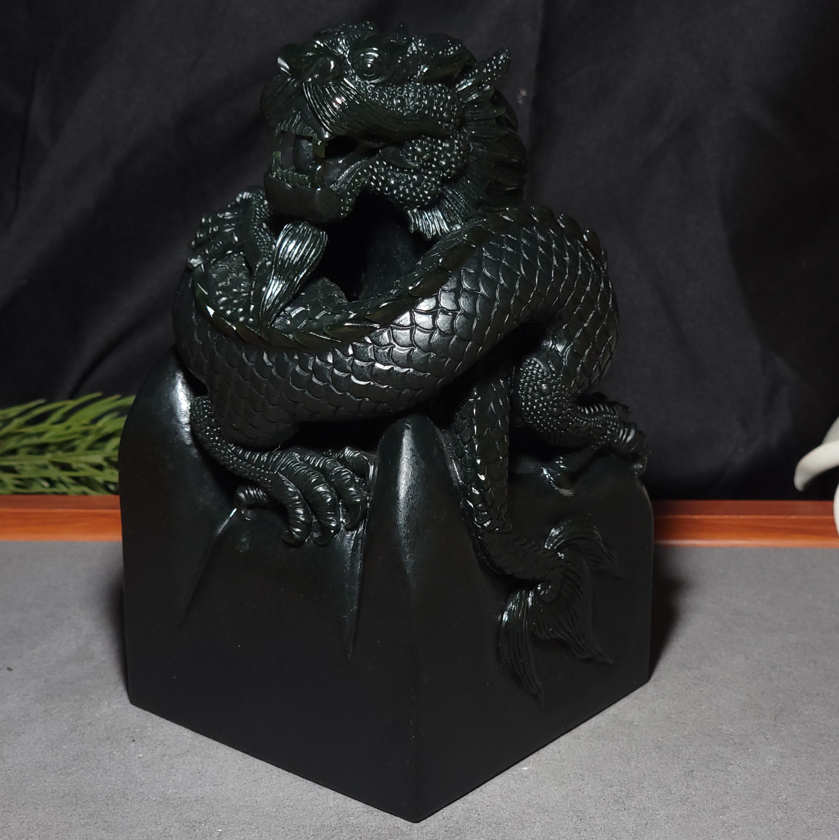 L112801 2.025公斤，肉质细腻造型霸气的黑青玉青龙大印章，摆件