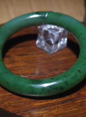 YQ030505 新疆的猫55.6克内径55mm油亮颜色均匀俄料碧玉圆条手镯