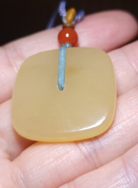 新疆的猫zg111801 10.3克含绳糖色均匀且末黄糖玉方壁挂坠