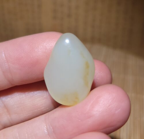 zg040904 新疆的猫4.7克，超油糯的和田玉白玉原籽
