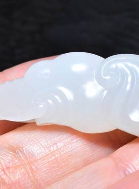 JJ031809新疆的猫12.6克含绳肉质细腻的且末白玉大象头挂件