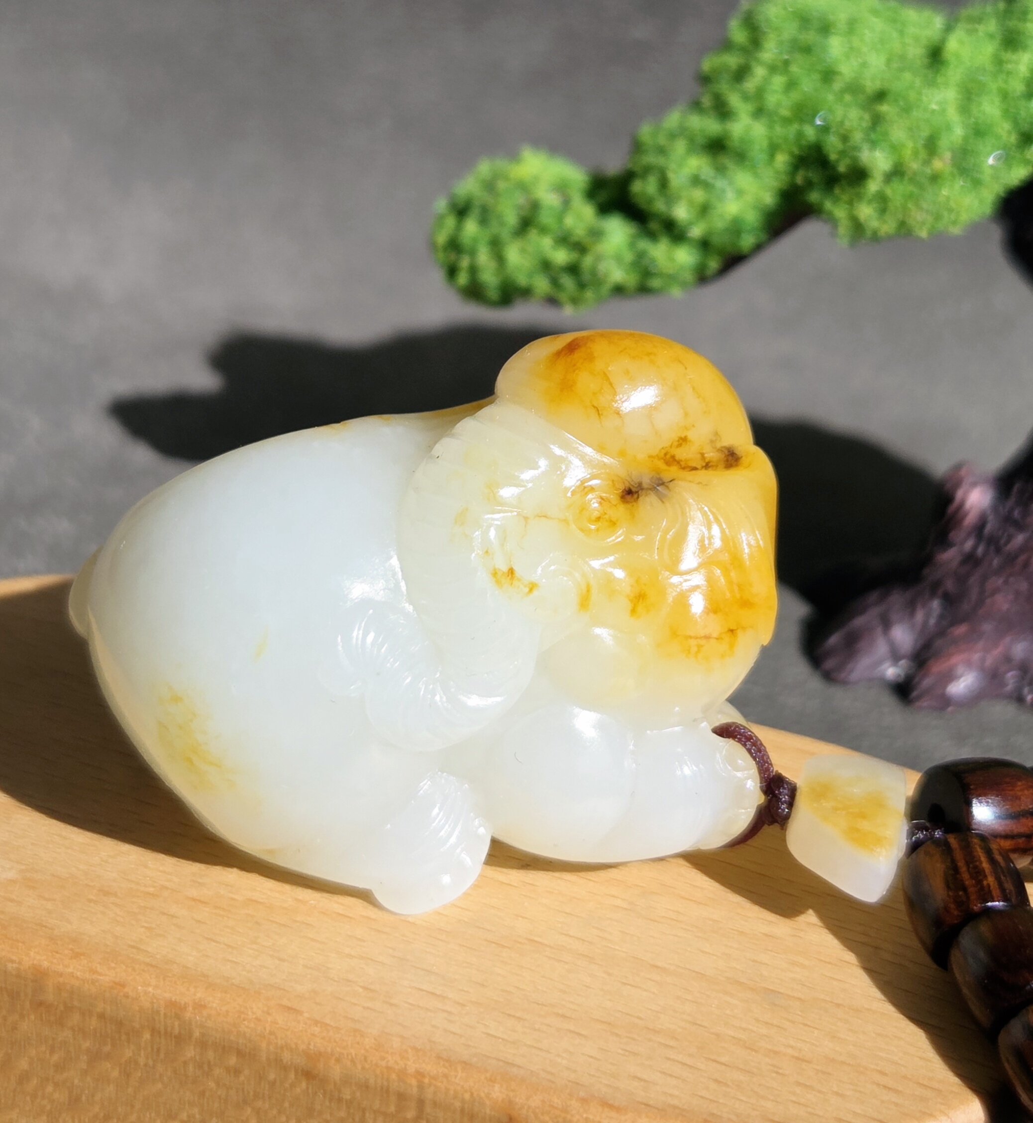 新疆的猫W102903 80克浓白聚艳皮苏工羊脂白玉籽太平有象手把件