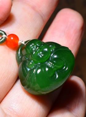 新疆的猫JJ122509 10.1克细润七号矿老料浓艳菠菜绿碧玉佛