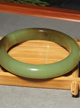 新疆的猫L120502 50.5克，内径55mm色调油亮的且末青黄口带糖手镯