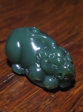 YQ030602 新疆的猫27.7克肉质细腻玻璃底沙枣青色碧玉苏工貔貅