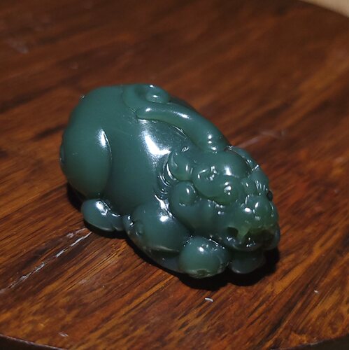 YQ030602 新疆的猫27.7克肉质细腻玻璃底沙枣青色碧玉苏工貔貅