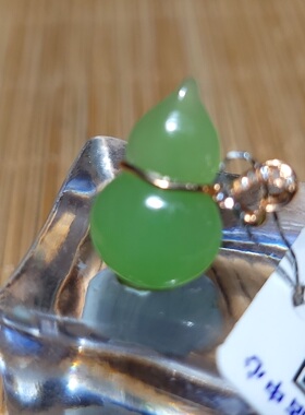 zg051807 新疆的猫1.034克冰透无黑点苹果绿碧玉18k金镶葫芦臻品