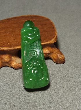 新疆的猫L120805 11.2克，颜色鲜艳的老坑俄料粉绿碧玉如意雕件