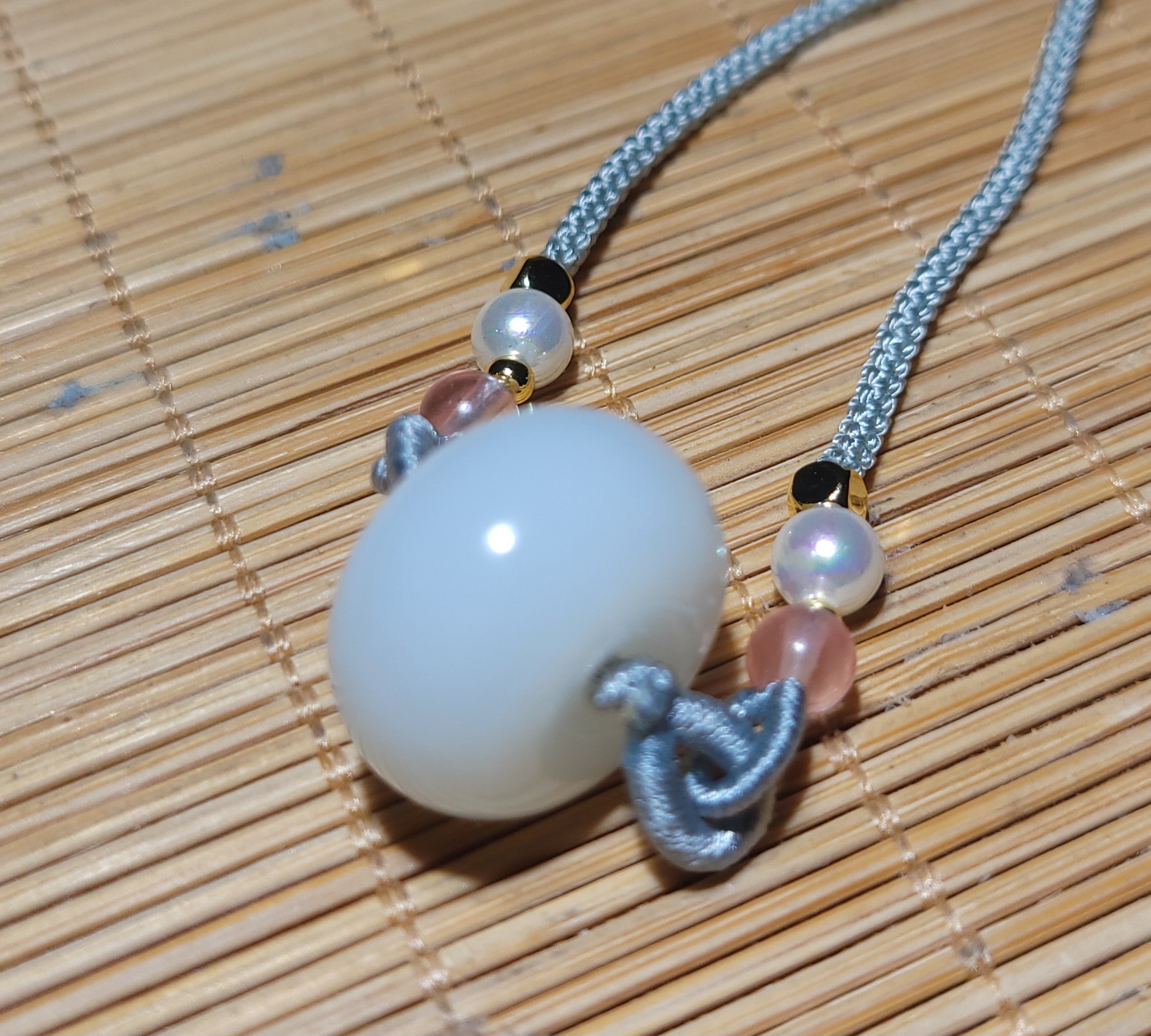 新疆的猫zg120507 8.9克含绳，超饱满特白糯俄料三高羊脂白玉挂坠