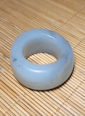 zg020504新疆的猫32.8克老熟高油脂感羊脂白底黑白青花籽随型扳指