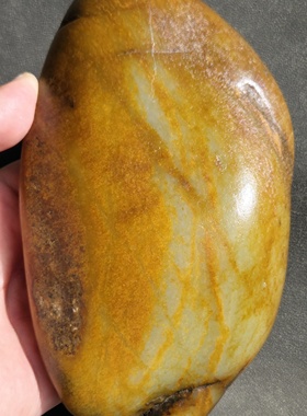 新疆的猫W120606  1.465公斤，老艳金红满皮白玉墩子摆件籽