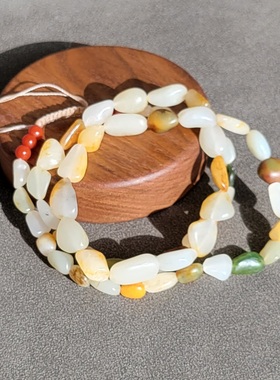 新疆的猫C121903 43.6克，54粒颜色丰富多彩渐变型老熟籽料项链