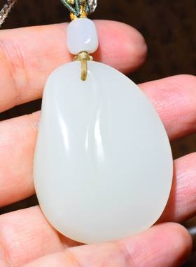 新疆的猫JJ122530   27.5克冒油脂粉浓郁的且末米达料雕件