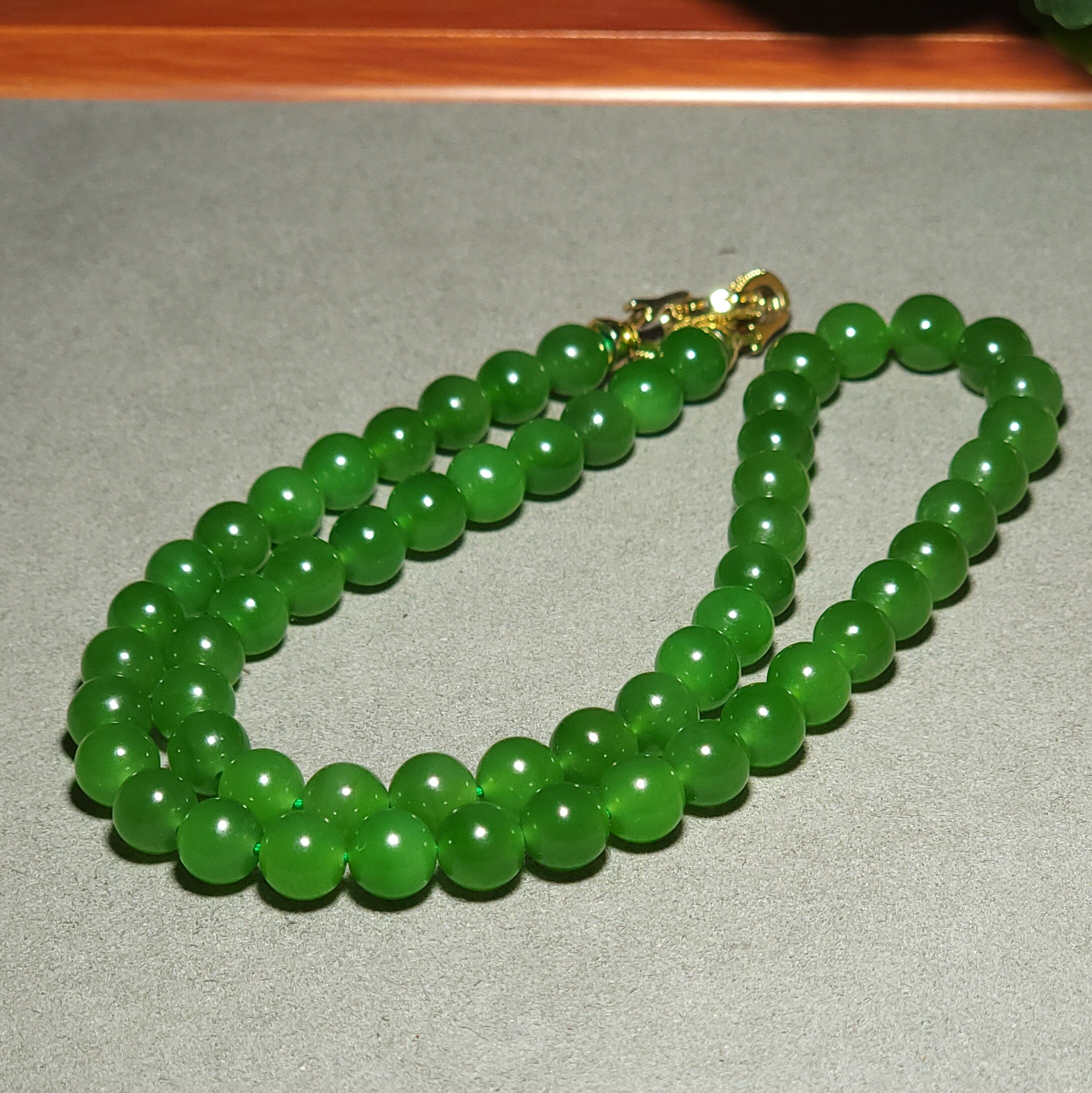 L121606 42.2克，直径8mm底质冰透色泽鲜美均匀的阳绿碧玉项链