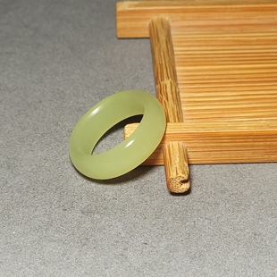 L013002 新疆的猫4.5克内径18mm色调油亮颜色纯正且末黄口玉指环