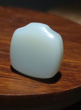 新疆的猫YQ010703  15.3克，肉质细腻油份极高的且末高青白玉牌子