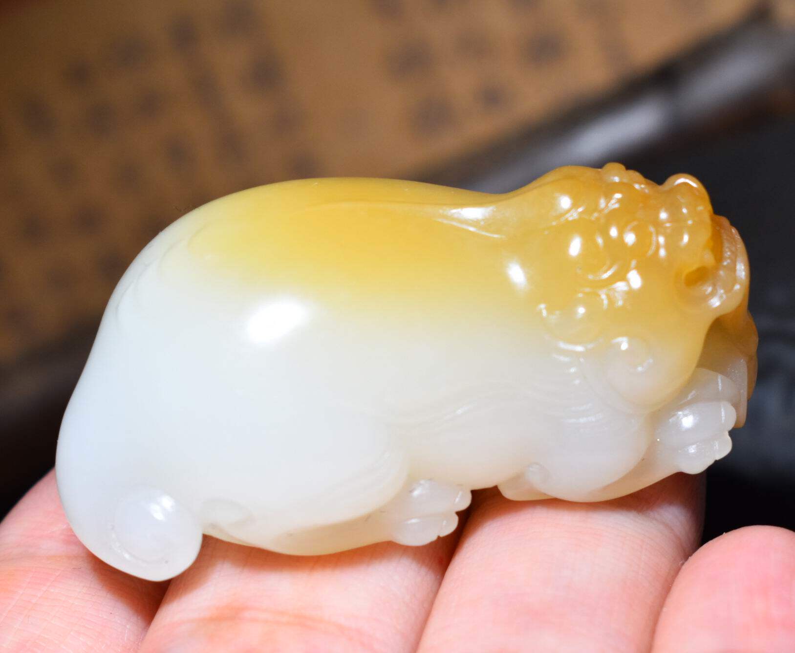 JJ033106新疆的猫35.3克“凝脂级油疙瘩料”羊脂糖白玉貔貅