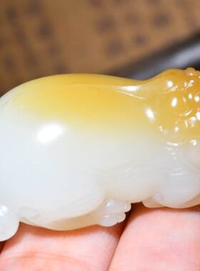 JJ033106新疆的猫35.3克“凝脂级油疙瘩料”羊脂糖白玉貔貅