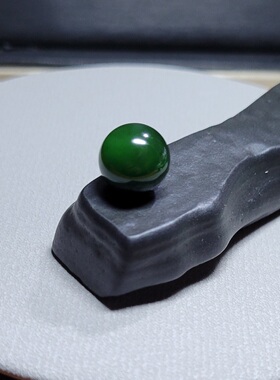 Z012301 新疆的猫2.6克R12极浓艳特细油亮无黑点辣绿色碧玉圆珠