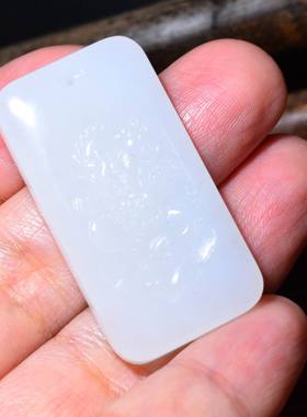 新疆的猫JJ121818  14.5克，质地细腻做工精细羊脂白玉龙牌