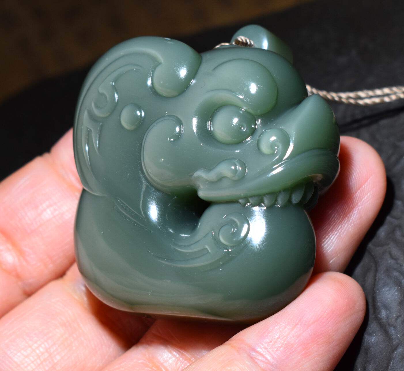 JJ011410新疆的猫57.3克泽舒适冰底起荧光老坑粉青碧玉玉猪龙