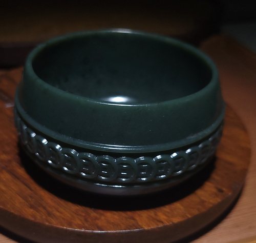 新疆的猫YQ110104 132.4克81-40mm肉质细腻做工精致黑青玉玉钵