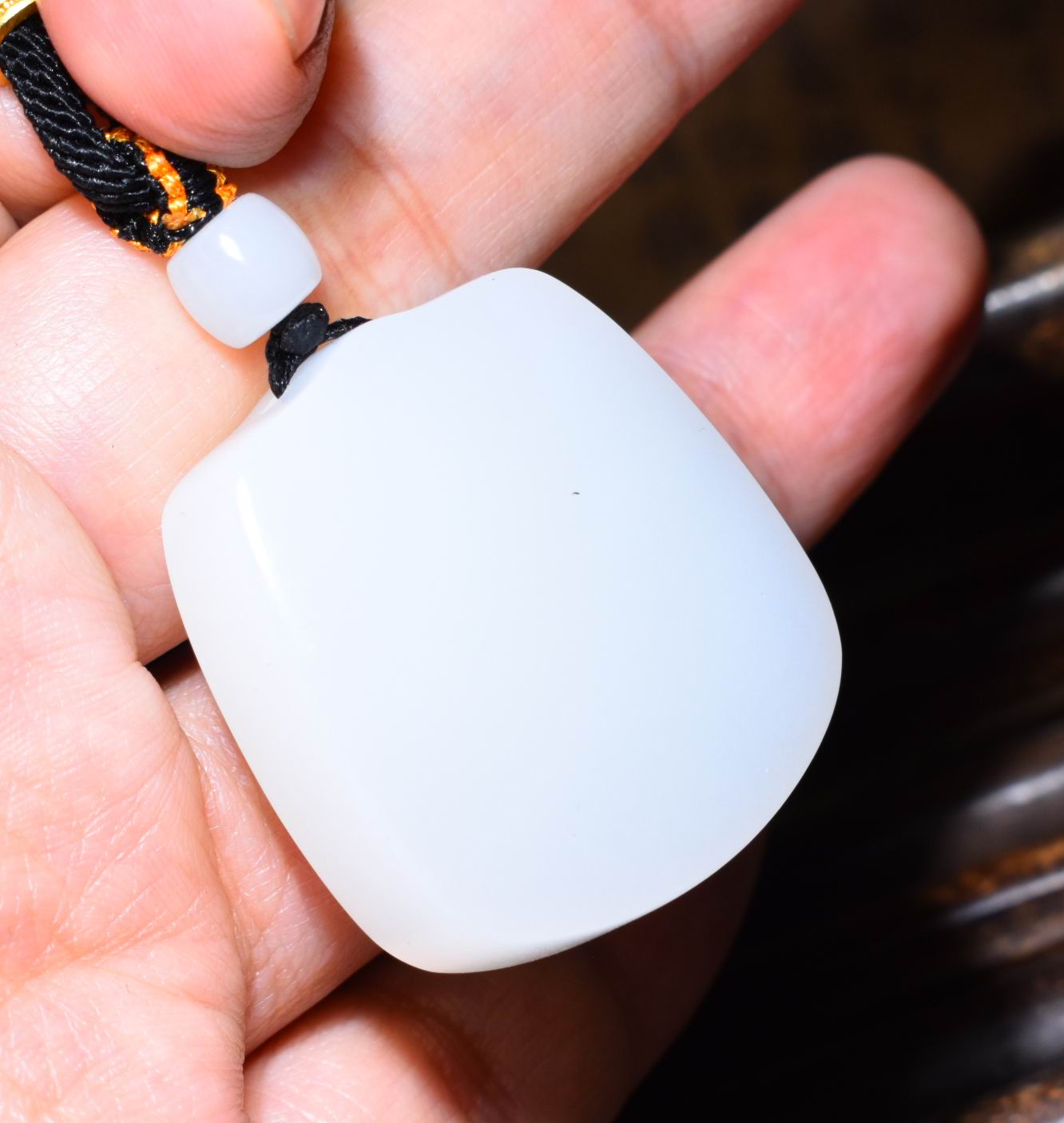 新疆的猫JJ120309  31.0克，黑皮老俄料羊脂白玉平安无事牌