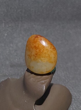 C032601新疆的猫2.9克红沁皮鲜艳靓美籽形圆润饱满的白玉小玩籽