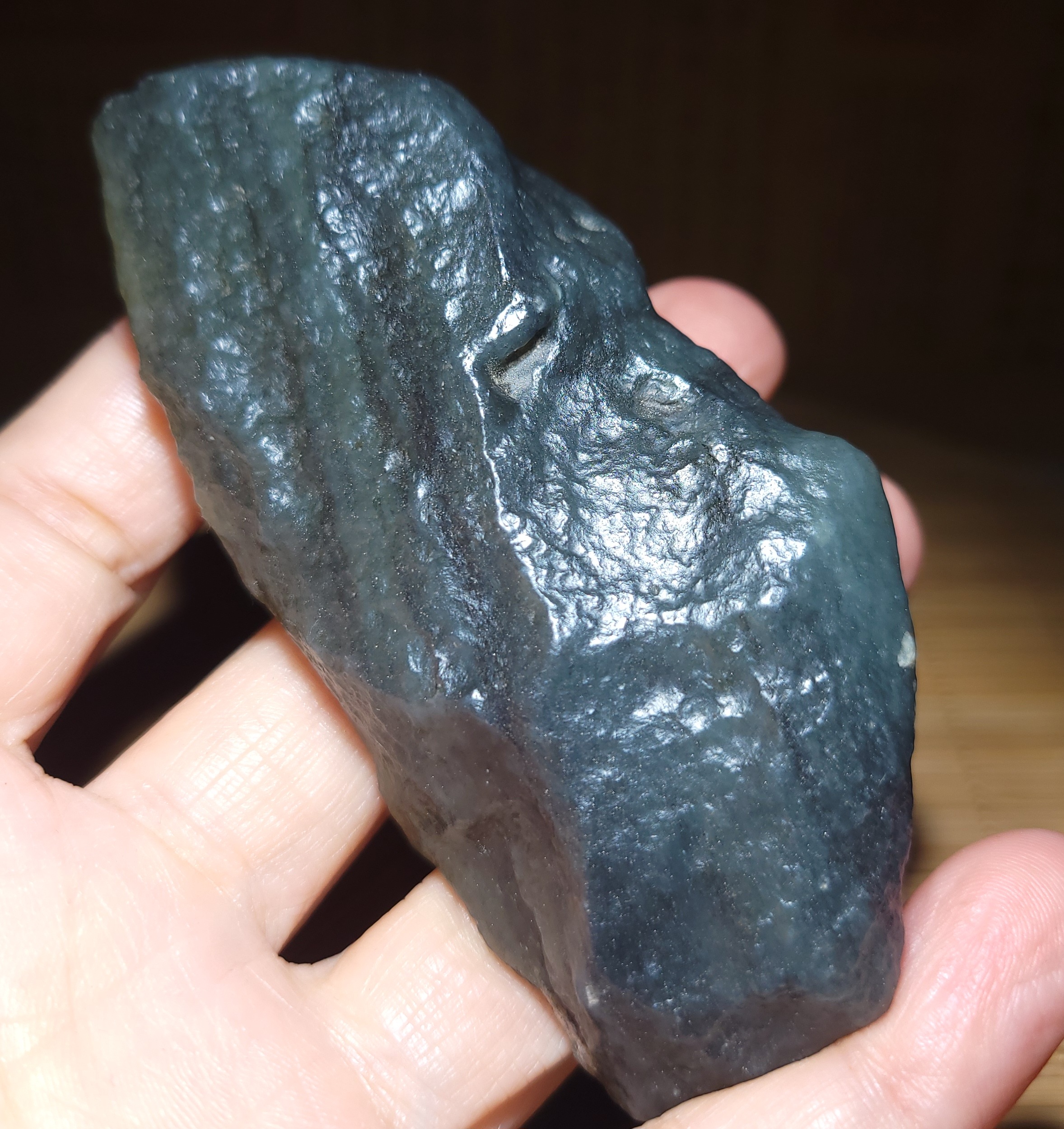 新疆的猫zg112103 107.9克，一把抓肉细靓色策勒青花戈壁把件