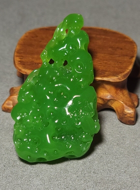 新疆的猫L111401 15.4克脂粉度高色调鲜艳的苹果绿碧玉太湖石挂坠