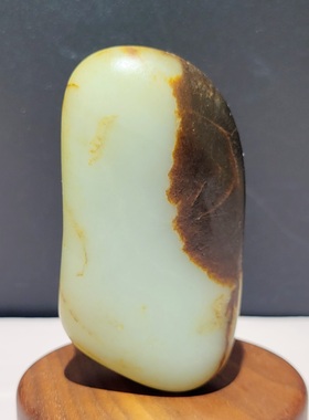 C010807新疆的猫240克顶熟油腻聚褐红皮高青白玉把件籽和田玉