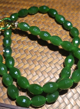 新疆的猫YQ111206  41.5克色调浓艳色度纯正菠菜绿碧玉宝石面项链