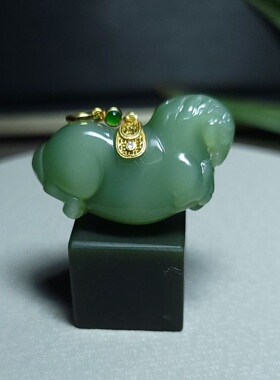 Z111901 8.3克，超冰无结构纯美宝石级俄碧玉粉青金镶玉唐马