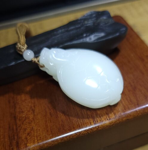 Z101302 28.9克，顶细极浓糯白润黑山三高羊脂白玉苏工龙龟