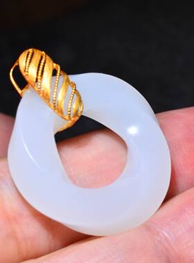 JJ011909新疆的猫4.6克款式精美白度浓郁俄料羊脂白玉18k金挂件