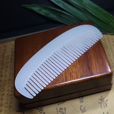 Z012402 新疆的猫23.9克特细高油白润洁净高品质羊脂白玉梳子
