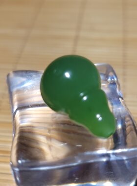 zg061101新疆的猫3.7克精品颜色鲜艳俄碧玉微泛猫眼三通配饰