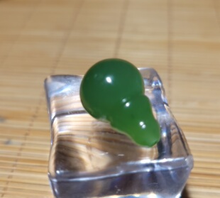 zg061101新疆的猫3.7克精品颜色鲜艳俄碧玉微泛猫眼三通配饰