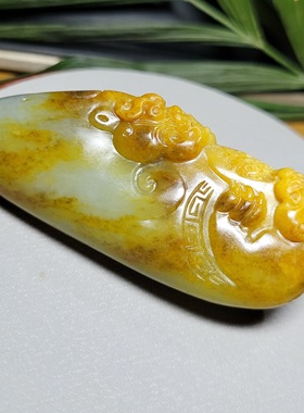 Z121606 66.3克，老熟细润天然好皮色青白玉籽料苏工龙凤把件