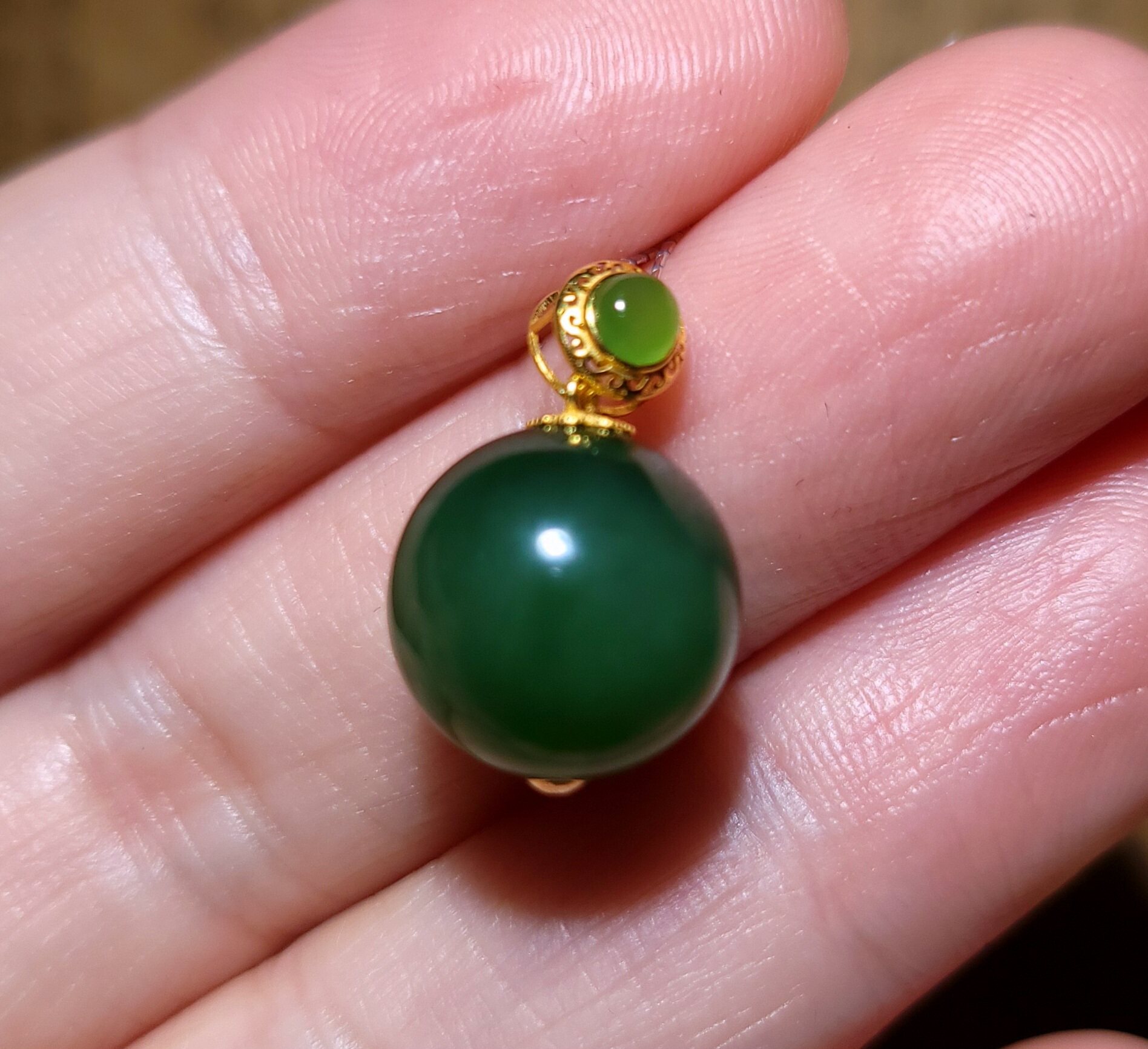 zg030502 新疆的猫2.9克，微泛猫眼无黑点俄碧玉18k金挂坠和田玉