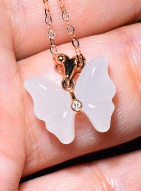 JJ032510新疆的猫2.16克油脂状冒油老坑冰底白玉18K金蝴蝶挂坠