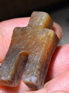 新疆的猫JJ010405 8.7克油性高玉质细腻新疆且末翳糖老光挂件