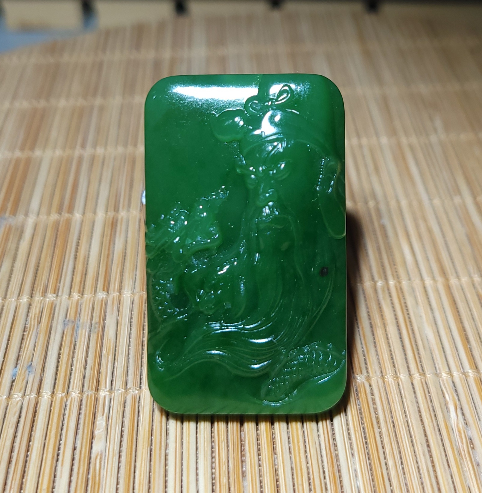 新疆的猫zg071303 20.7克油润的辣绿碧玉关公雕件(7号老矿)